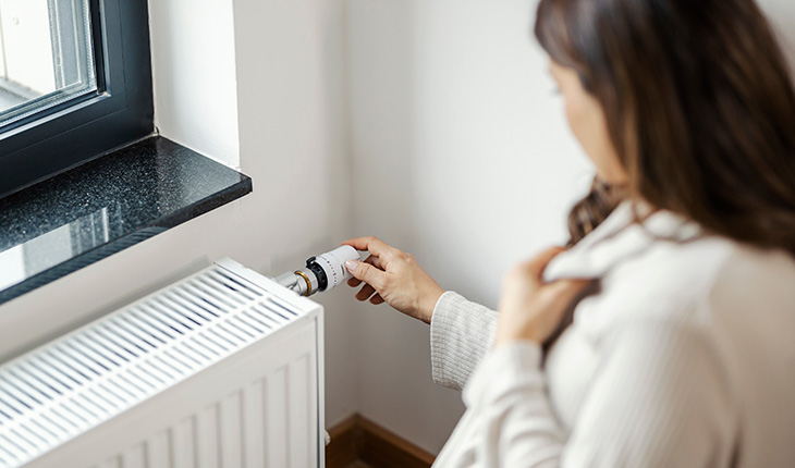 une femme qui allume son chauffage