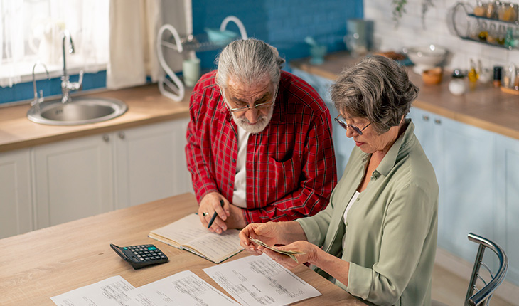 couple de personnes âgées qui payent ses factures d'énergie